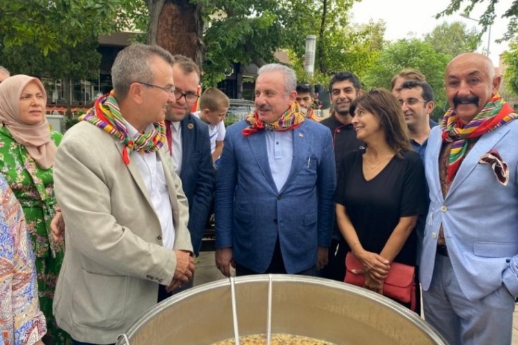 Bursa'da Mustafa Şentop vatandaşlara aşure dağıttı