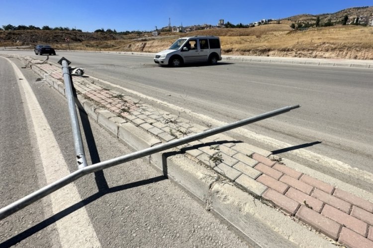 Elazığ'da hafif ticari ara&ccedil; aydınlatma direğini yıktı: 1 yaralı