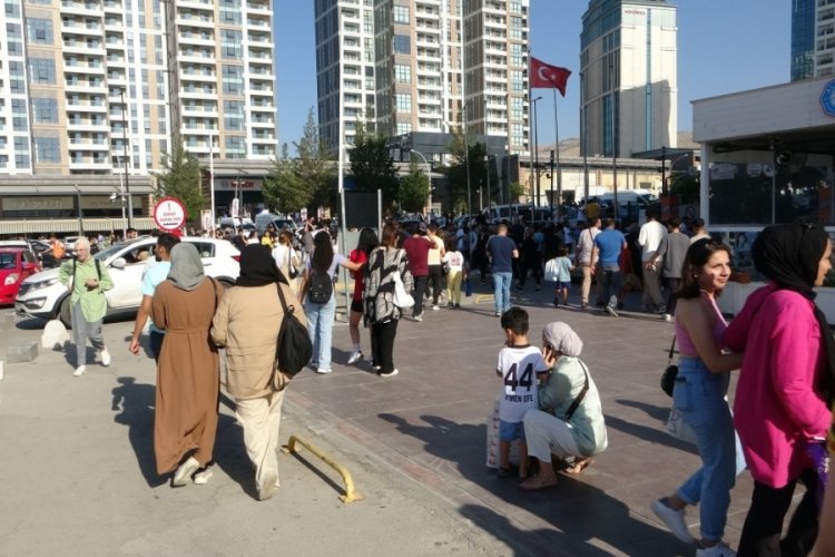 Malatya'da iki depremin ardından vatandaşlar sokağa d&ouml;k&uuml;ld&uuml;