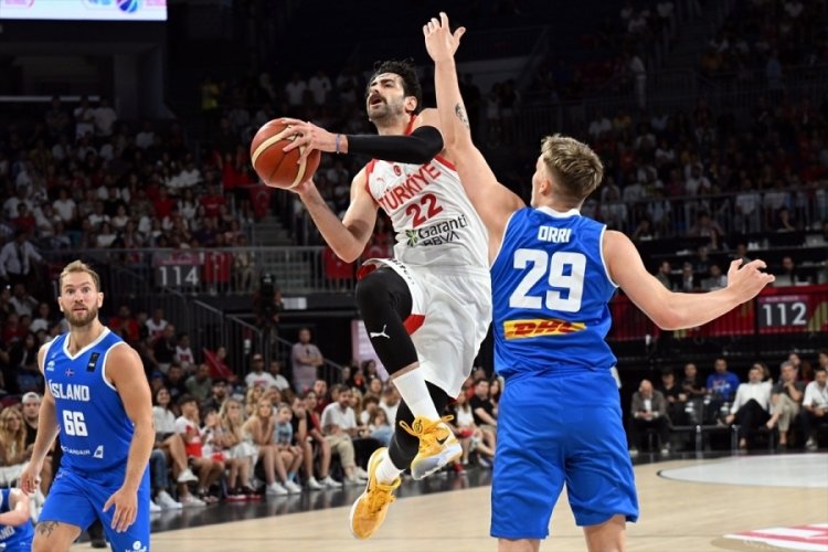 12 Dev Adam İzlanda'yı 99-72 mağlup etti