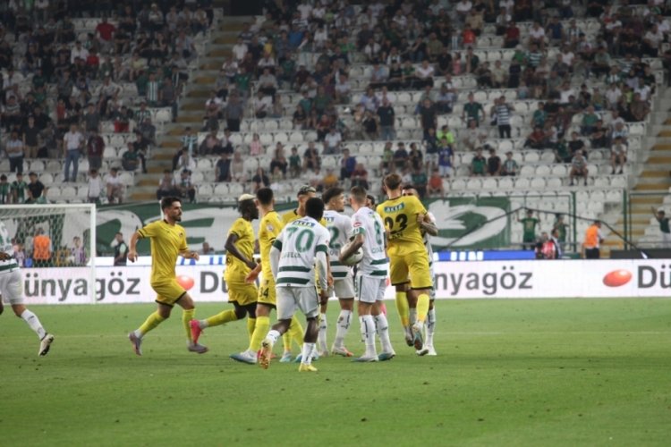Konyaspor - İstanbulspor ma&ccedil;ının son dakikalarında tartışma &ccedil;ıktı