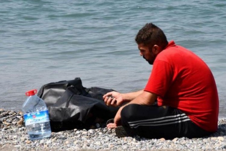 Bir kardeşin en &ccedil;aresiz anı! Ceset torbasının yanından ayrılmadı