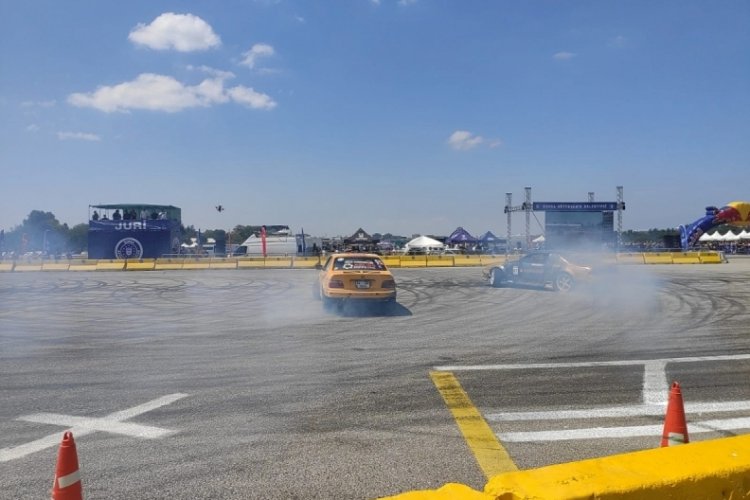Bursa'da drift heyecanı! S&uuml;r&uuml;c&uuml;ler lastik yaktı Bursalılar ilgi ile takip etti