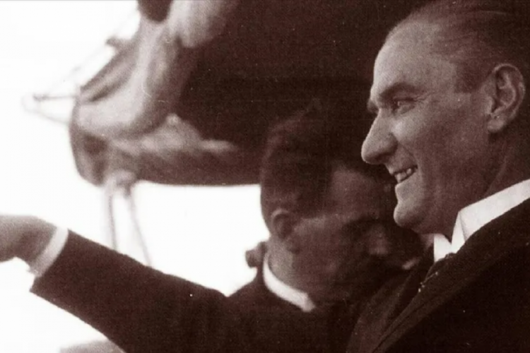 Atat&uuml;rk'&uuml;n sevdiği şarkılar alb&uuml;m oluyor