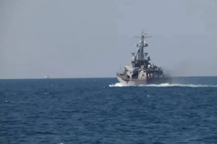 Rus savaş gemisi Karadeniz'de kuru y&uuml;k gemisine uyarı ateşi a&ccedil;tı