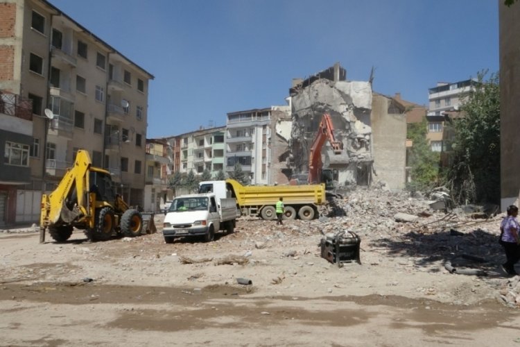 Malatya'da ağır hasarlı binanın yıkımında g&ouml;&ccedil;&uuml;k oluştu