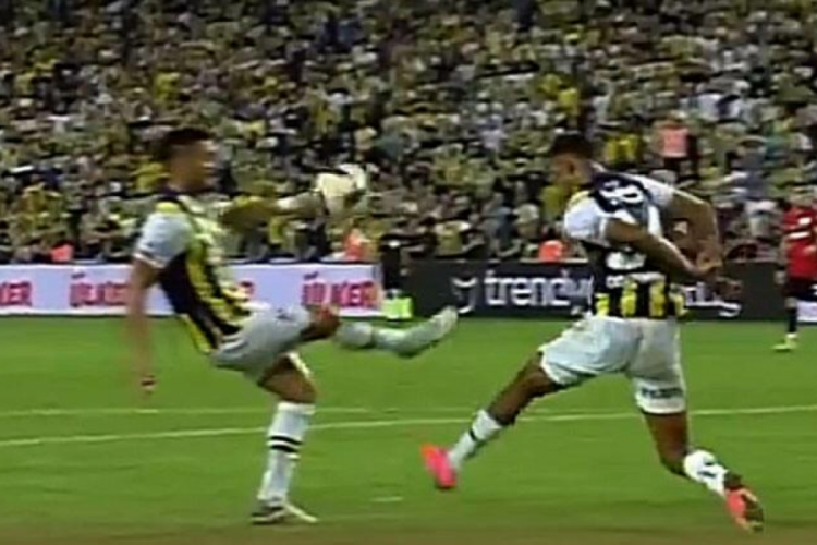 Fenerbah&ccedil;e - Gaziantep FK ma&ccedil;ında tartışmalı pozisyon!
