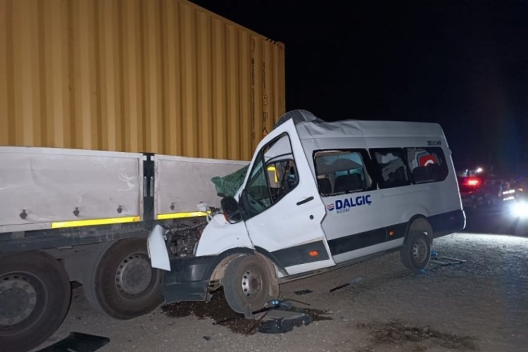 Gaziantep'te iş&ccedil;i servisi tıra &ccedil;arptı: 1 kişi hayatını kaybetti