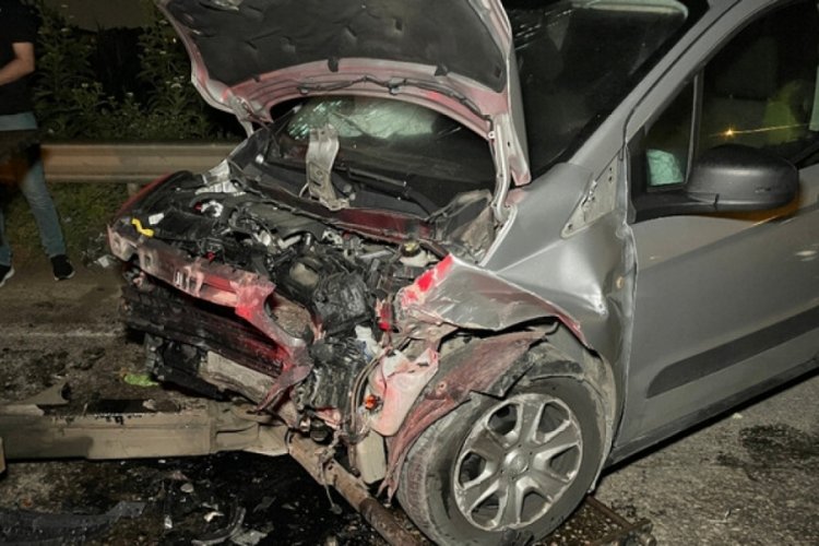 Sakarya'da  otomobil ile hafif ticari ara&ccedil; &ccedil;arpıştı! 5 yaralı