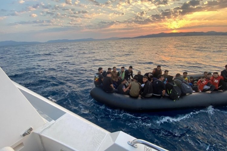 Aydın Kuşadası'nda &ccedil;ok sayıda d&uuml;zensiz g&ouml;&ccedil;men kurtarıldı