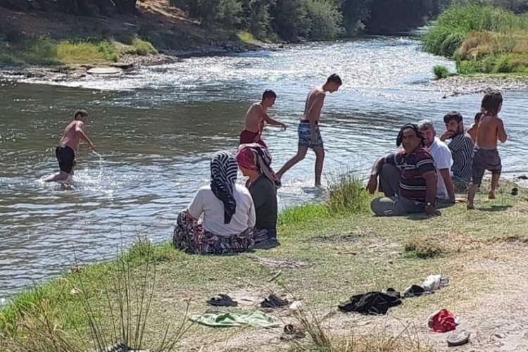 Bursa'da sıcaktan bunalan k&ouml;y sakinlerine plaj yaptırdı