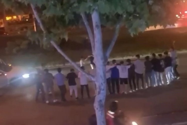 Bursa'da bir grup kalabalık yolu keserek halay &ccedil;ekti!
