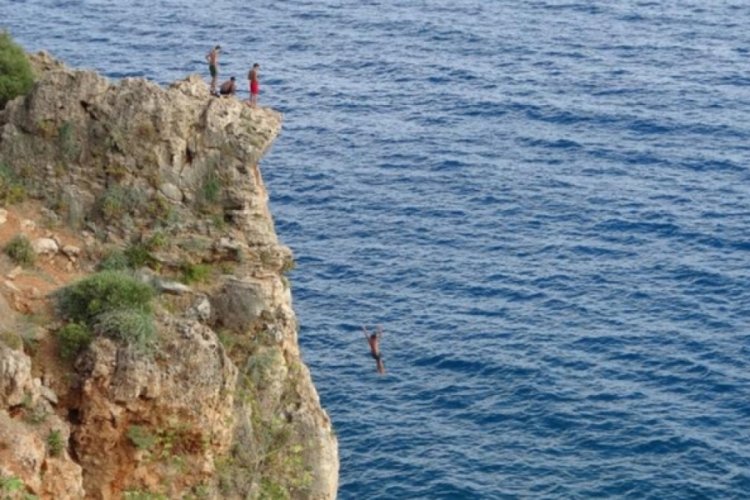 Antalya'da gen&ccedil;lerin tehlikeli oyunu!