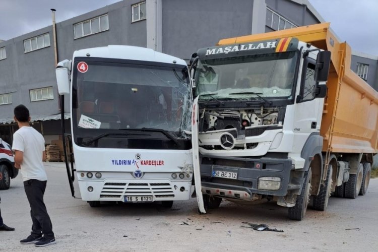 Bursa'da kamyonla servis midib&uuml;s&uuml; &ccedil;arpıştı!