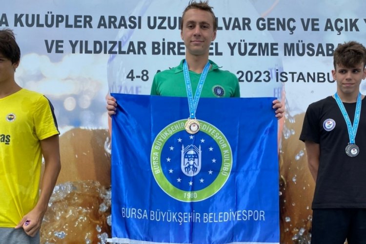 Bursa B&uuml;y&uuml;kşehir Belediyesporlu y&uuml;z&uuml;c&uuml; &Ouml;zg&uuml;r Yonca madalyaları topladı