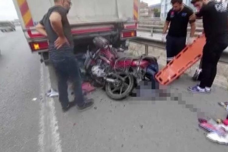 Kuryenin feci &ouml;l&uuml;m&uuml;! Emniyet şeridindeki kamyonete &ccedil;arptı