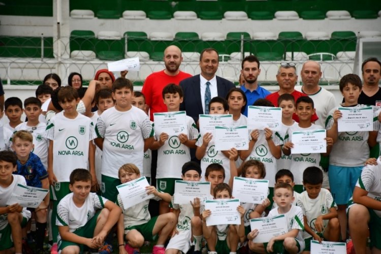 İznikspor'da Yaz Futbol Okulu'nu bitiren gen&ccedil;lere sertifika verildi