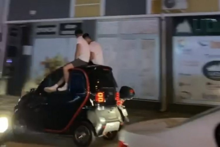 Bursa'da gen&ccedil;lerin elektrikli ara&ccedil; &uuml;zerinde tehlikeli yolculuğu!