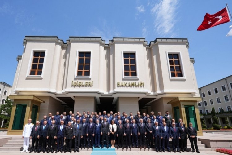 Bakan Yerlikaya g&ouml;rev yerleri değişen 57 Vali ile bir araya geldi