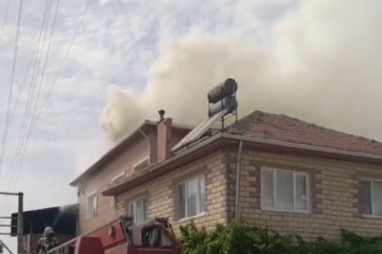 Bursa'da  iki katlı bir binanın teras kısmı yandı!