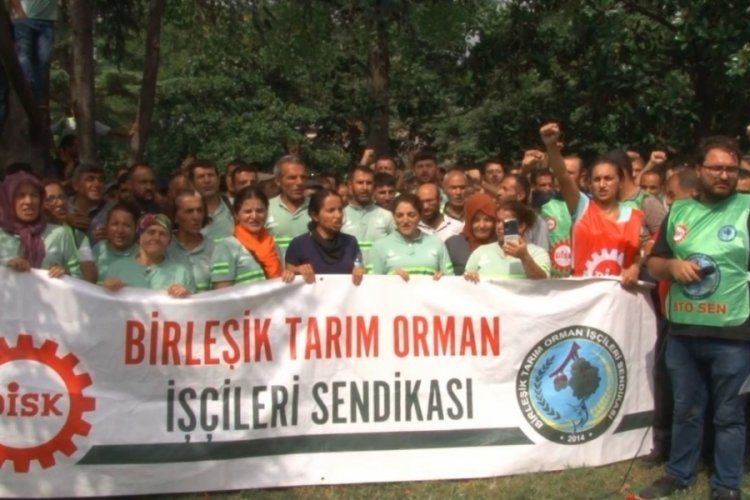 İstanbul Sara&ccedil;hane'deki İBB binası &ouml;n&uuml;nde toplanan iş&ccedil;iler İBB'yi protesto etti