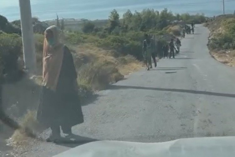 İzmir'de Botları batan g&ouml;&ccedil;menler y&uuml;zerek kurtuldu