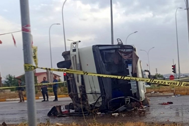 Afyonkarahisar'da kamyonet ile tarım iş&ccedil;ilerini taşıyan midib&uuml;s &ccedil;arpıştı: 33 yaralı
