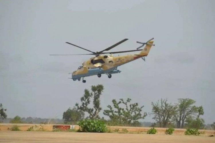 Nijerya'da hava kuvvetlerine ait helikopter d&uuml;şt&uuml;