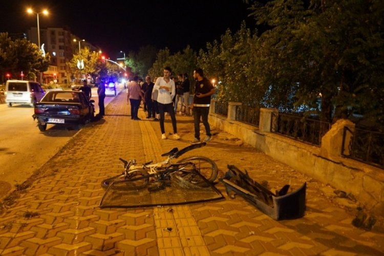 Kastamonu'da otomobil, kaldırımda bisiklet s&uuml;ren gen&ccedil;lere &ccedil;arptı: 2 yaralı