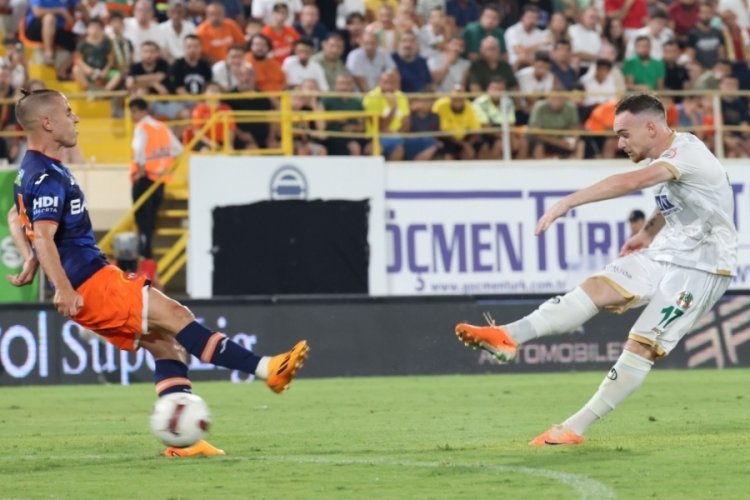 Alanyaspor, konuk ettiği Başakşehir'i 2-0 mağlup etti