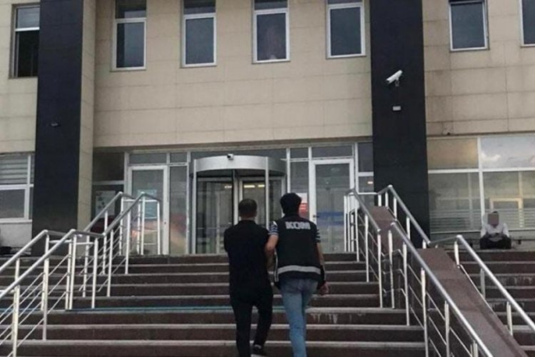 Kameralı d&uuml;zenekle ehliyet sınavında kopya &ccedil;ektiler! 5 kişi su&ccedil;&uuml;st&uuml; yakalandı