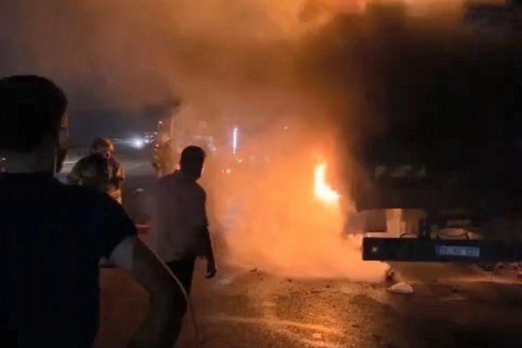 Bursa'da arı y&uuml;kl&uuml; kamyon alev aldı
