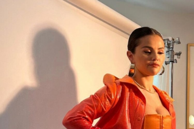 Selena Gomez'den g&ouml;ğ&uuml;s dekolteli poz