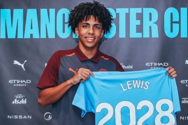 Manchester City, Rico Lewis'in s&ouml;zleşmesini 2028 yılına kadar uzattı