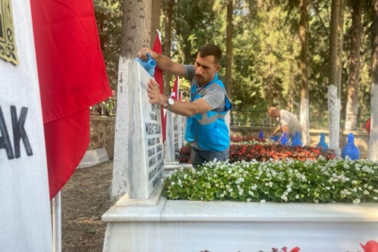 Bursa Orhangazi şehitliğinde temizlik &ccedil;alışması