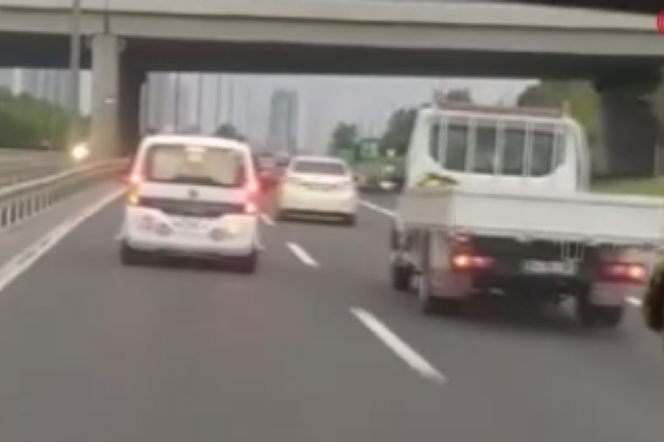 İstanbul'da camdan sarktı, diğer ara&ccedil;taki s&uuml;r&uuml;c&uuml;ye yumruk attı!