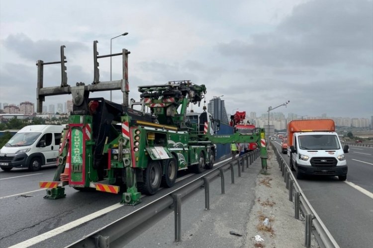 İstanbul TEM Otoyolu'nda tır devrildi