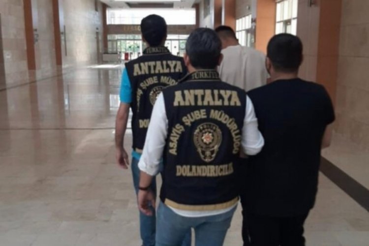 Kendilerini polis ve savcı olarak tanıttılar polise yakalandılar