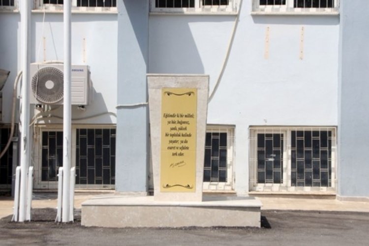 Antalya'da okuldaki Atat&uuml;rk b&uuml;st&uuml;ne saldırı
