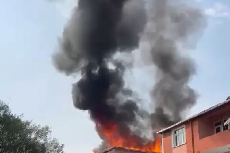 İstanbul Sultanbeyli'de 3 katlı binanın &ccedil;atısı alev alev yandı