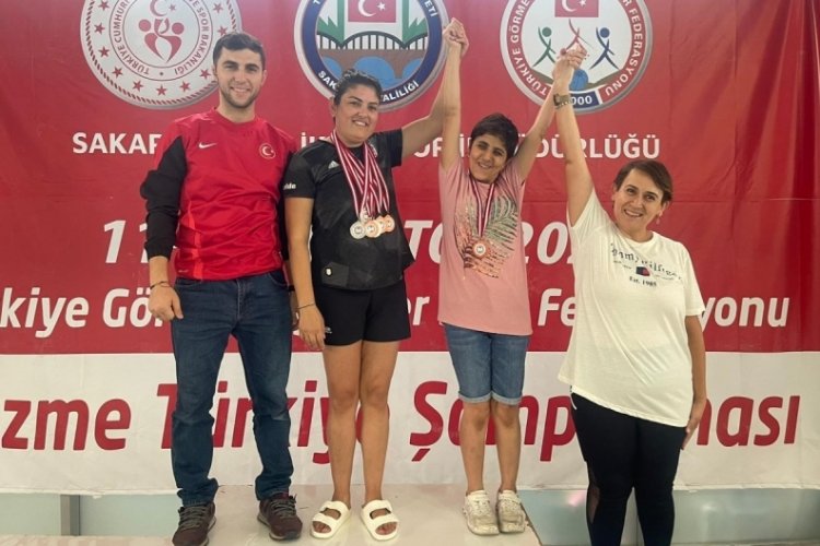 K&uuml;bra Saltık, T&uuml;rkiye Y&uuml;zme Şampiyonasında 6 madalya kazandı