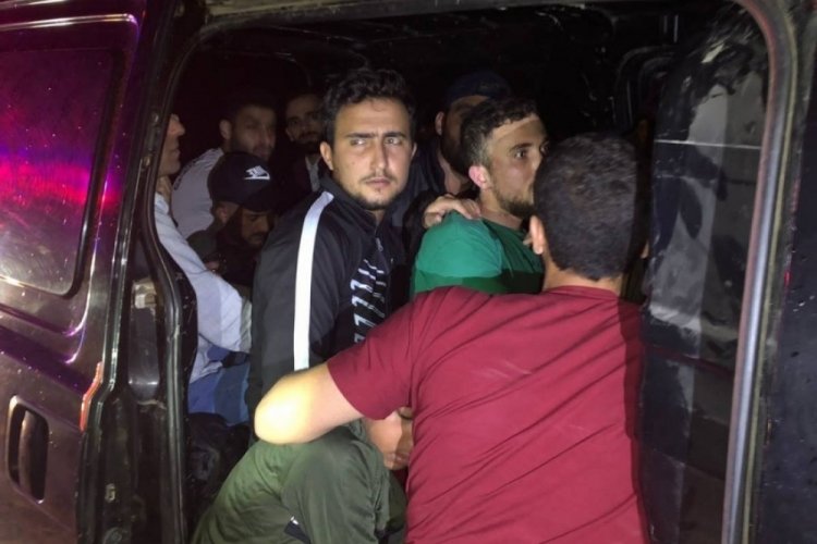 Edirne'de, minib&uuml;ste 22 ka&ccedil;ak g&ouml;&ccedil;men yakalandı