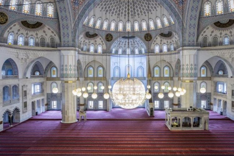 Kocatepe Camii'nde &ccedil;ekim yapan kişiler serbest bırakıldı