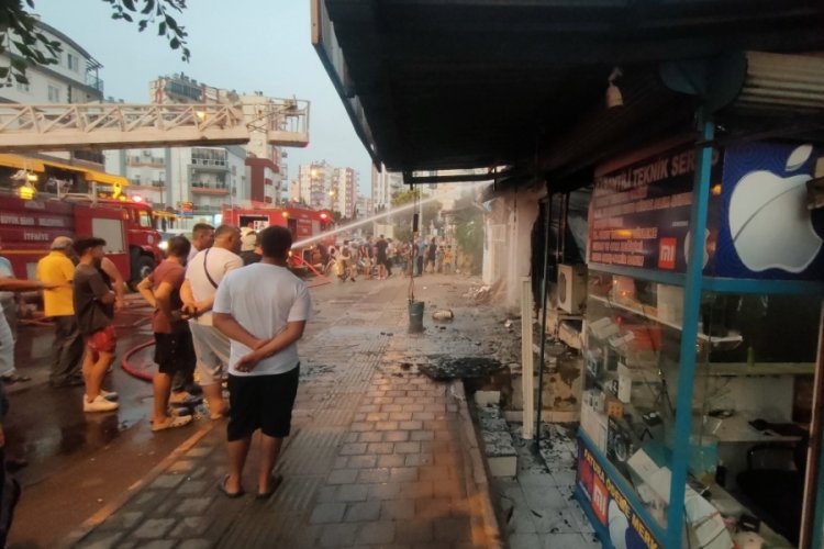 Antalya'da &ccedil;ıkan yangında iki iş yeri k&uuml;le d&ouml;nd&uuml;
