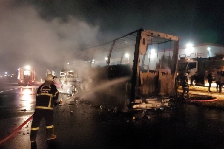 Gaziantep'te ay&ccedil;i&ccedil;ek yağı y&uuml;kl&uuml; tırın dorsesi alev alev yandı