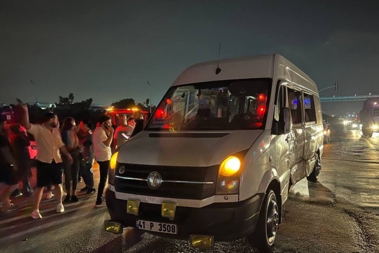 Kocaeli'nde kırmızı ışıkta ge&ccedil;en iş&ccedil;i servisi tır ile &ccedil;arpıştı: 3 yaralı