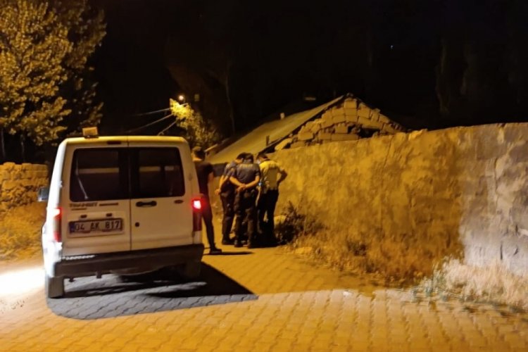 Ağrı'da ehliyetsiz motosiklet s&uuml;r&uuml;c&uuml;s&uuml; polis aracına &ccedil;arptı