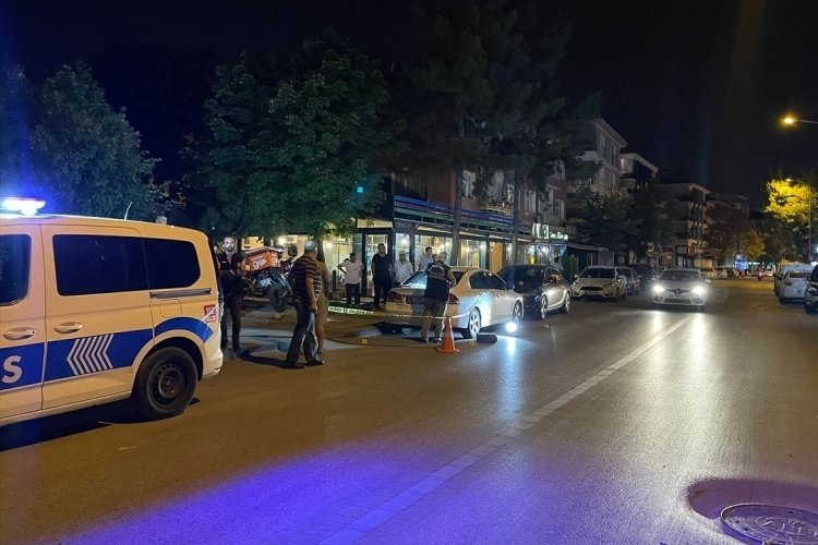 Başkent'te silahlı kavgada 2 kişiyi yaralayan zanlılar otomobille ka&ccedil;arken 2 yayaya &ccedil;arptı
