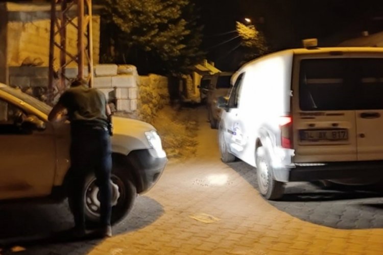 Polisin dur ihtarına uymayan ehliyetsiz s&uuml;r&uuml;c&uuml; polis aracına &ccedil;arptı