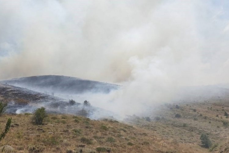 Bayburt'ta dağlık alanda &ouml;rt&uuml; yangını